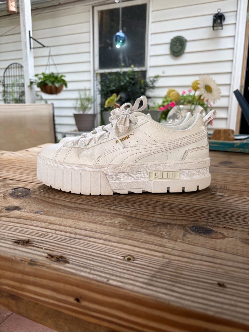 PUMA Mayze Stack Women’s 8.5 White Leather Platform Sneakers Gold Logo